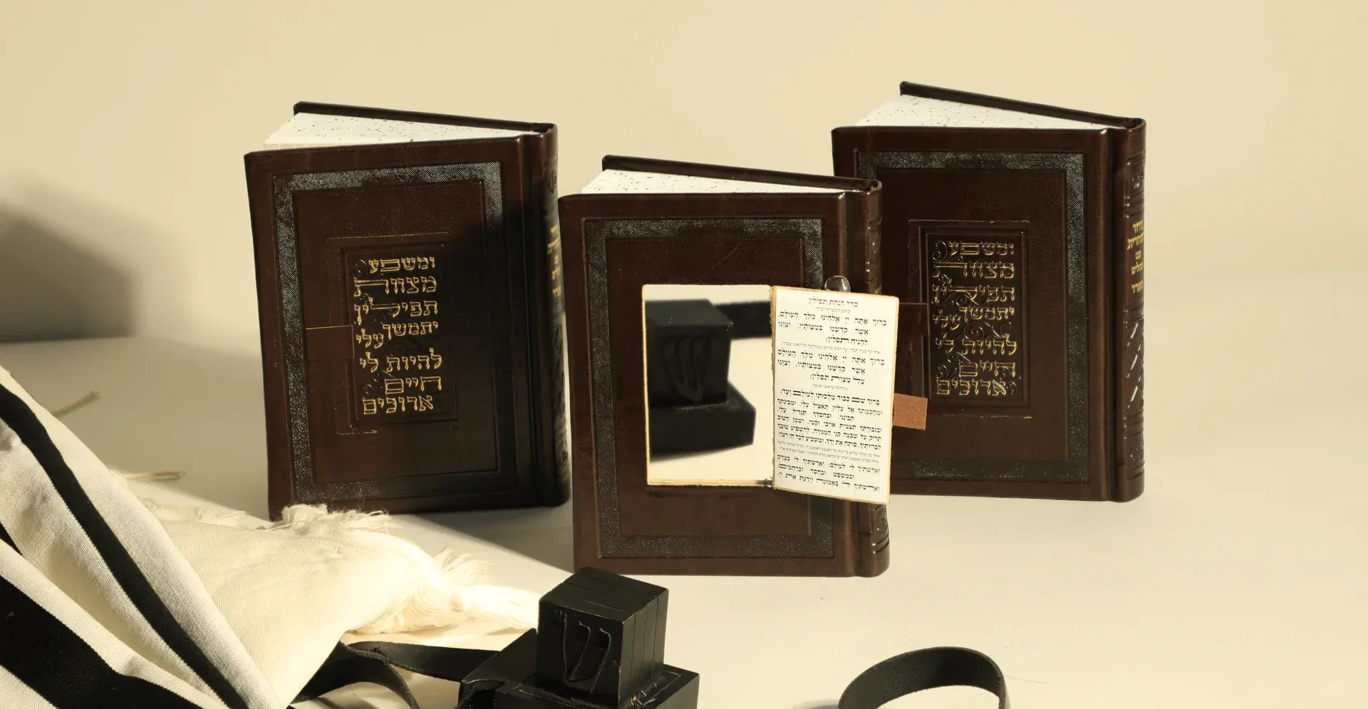siddur shacharit with integrated tefillin mirror - orot judaica